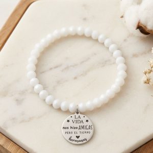 Pulsera de Cuentas Blancas con Medalla - Imagen 1